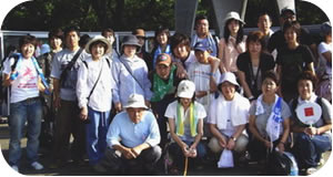 広島平和公園「原爆の子の像」前での西淀川区代表