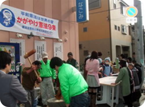 にぎわう餅つき(駐輪場)