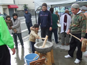 ちびっ子も餅つき(千北診療所玄関前)