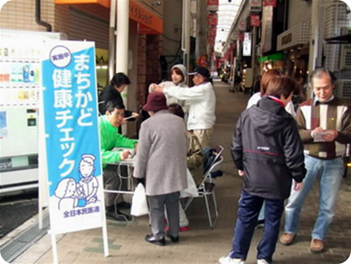にぎわう餅つき(駐輪場)