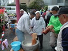 寒気の中で餅つき(姫島診療所玄関前)