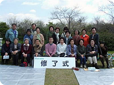 晴天下の第9期健康塾修了式(矢倉緑地)