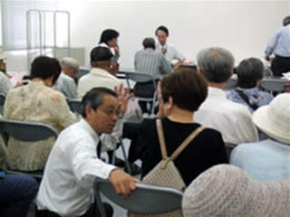 申請者と対話中の北山副会長・大阪市会議員