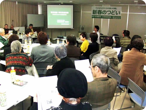 4月から始まる新しい健診制度を学習する会員(1月12日、のざと診療所3階)